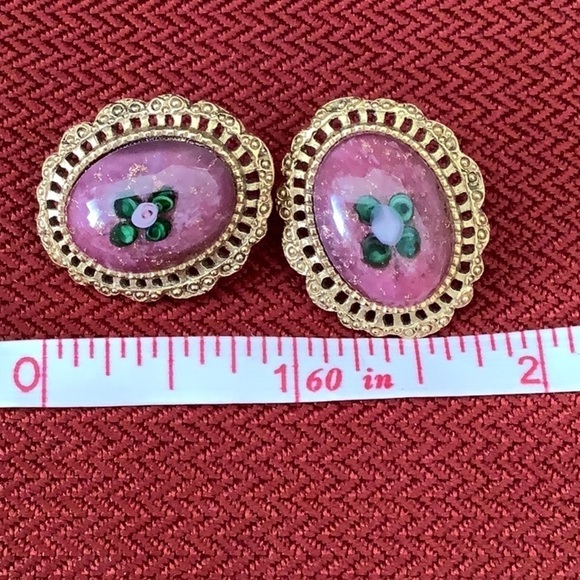 Beautiful pink cabochon rose earrings with gold tone accent - Picture 5 of 5